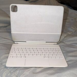 Apple White Magic Keyboard case for iPad Air 11”